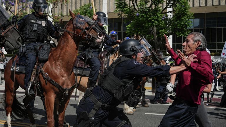 Акция протеста День без королей против политики Трампа в Лос-Анджелесе, США. 14 июня 2025