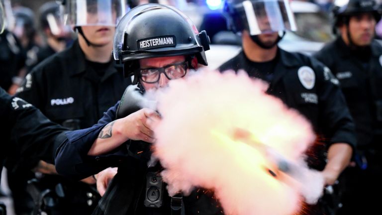 Сотрудники полиции во время акции протеста День без королей против политики Трампа в Лос-Анджелесе, США. 14 июня 2025