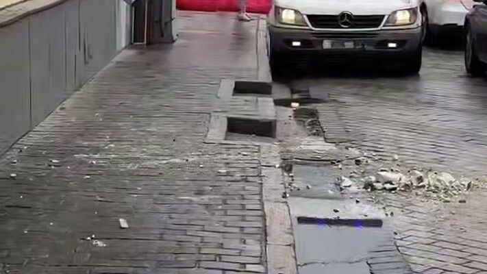 В Большом Спасоглинищевском переулке обрушился фасад здания. Кадр видео из соцсетей - РИА Новости, 1920, 15.06.2025