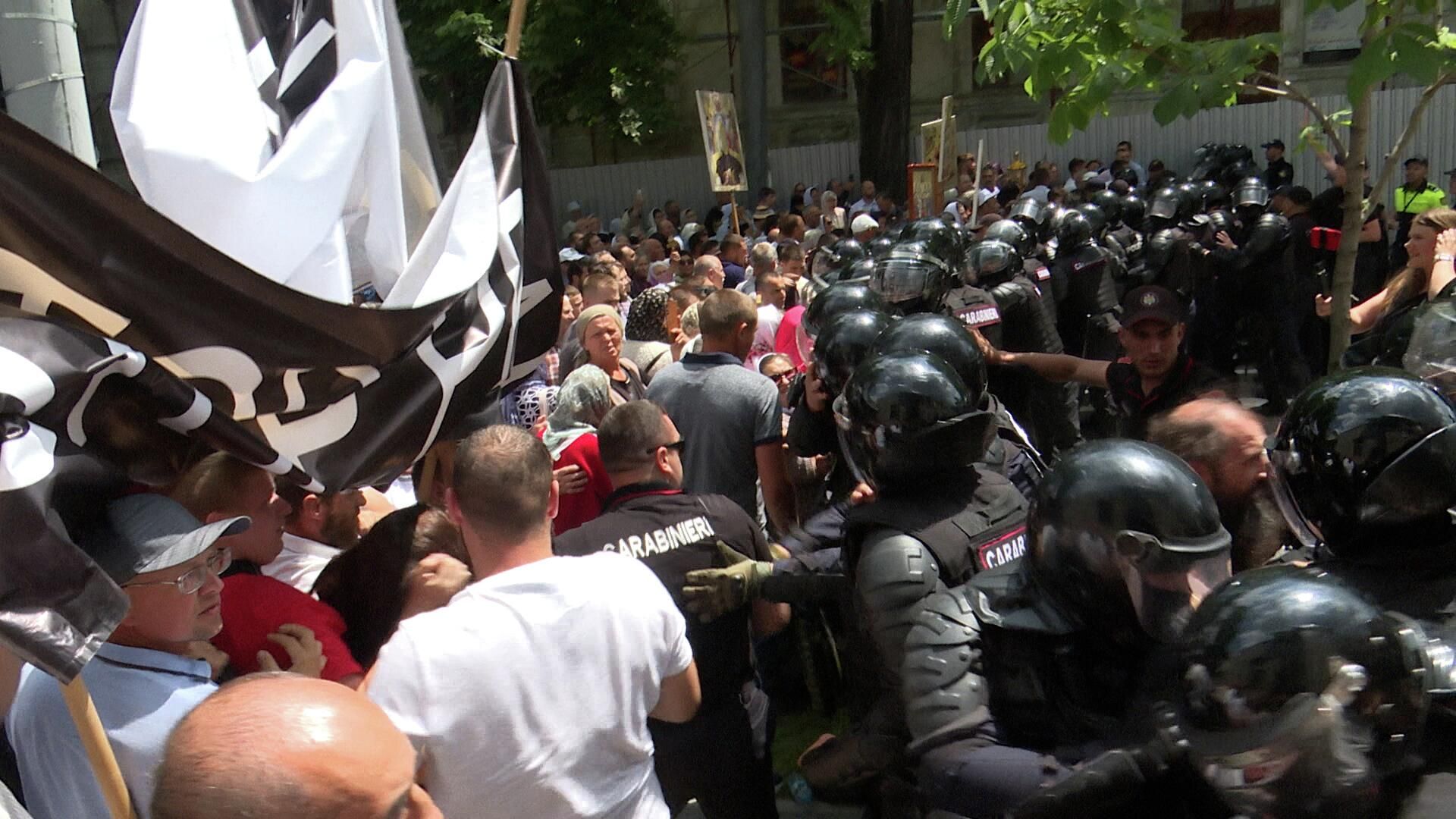 Стычка полиции со священником в Кишиневе - РИА Новости, 1920, 15.06.2025