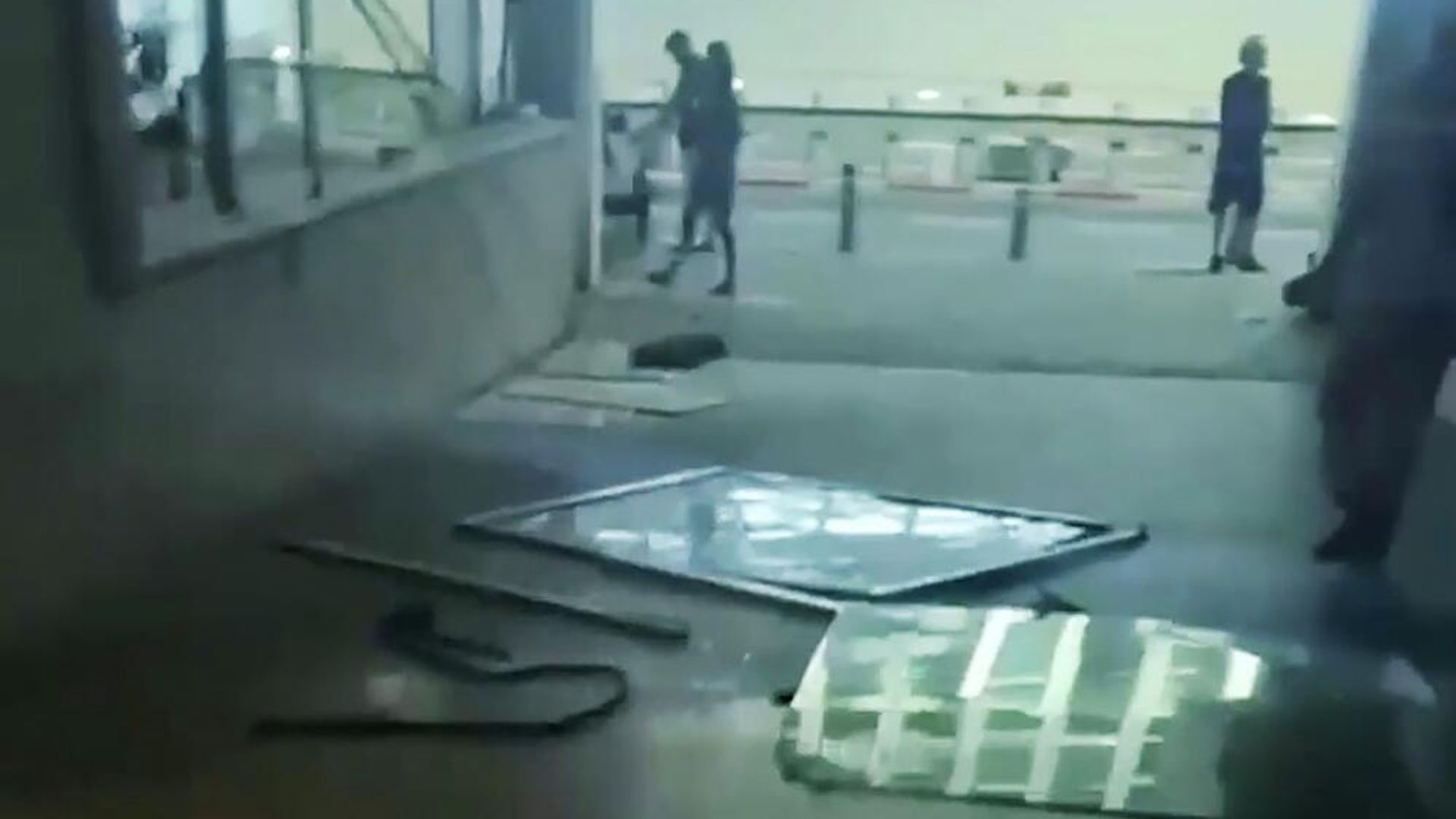 Повреждения в посольстве США в Тель-Авиве Повреждения в посольстве США в Тель-Авиве - РИА Новости, 1920, 16.06.2025