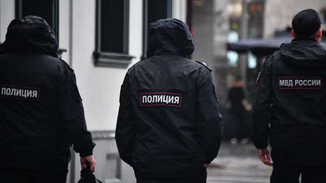 Сотрудники полиции