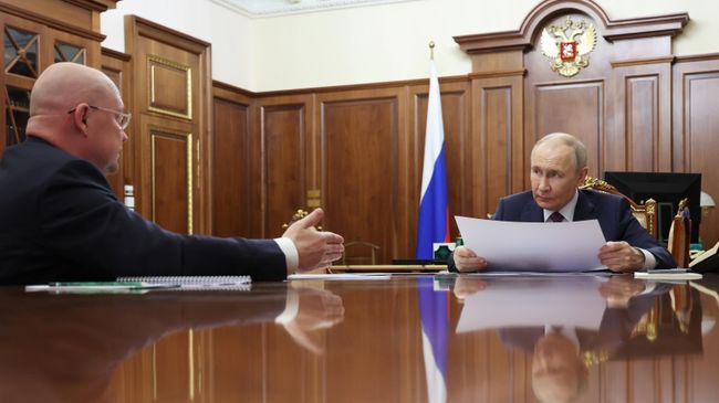 Президент РФ Владимир Путин и губернатор Севастополя Михаил Развожаев во время встречи