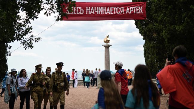 Дети на территории международного детского центра Артек в Крыму