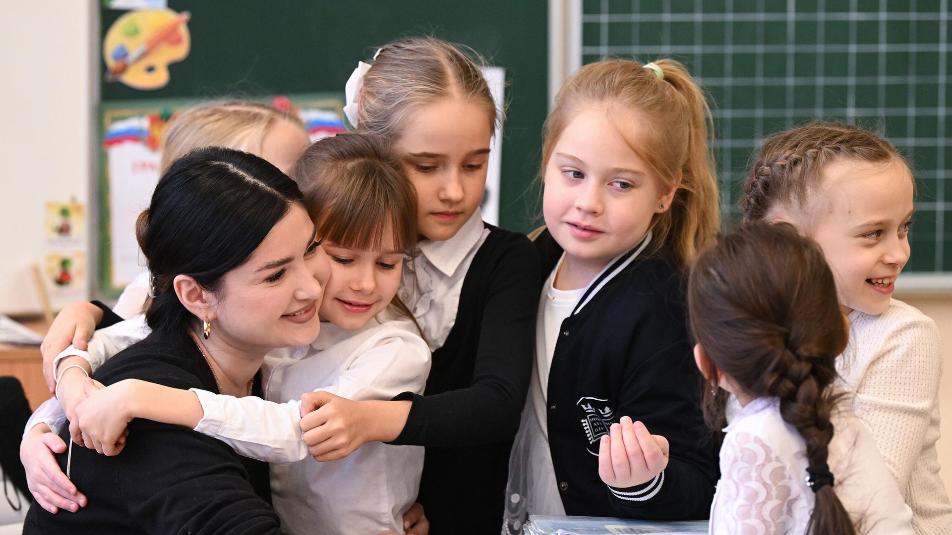 Учительница и ученики перед началом урока в школе Учительница и ученики перед началом урока в школе - РИА Новости, 1920, 21.08.2025
