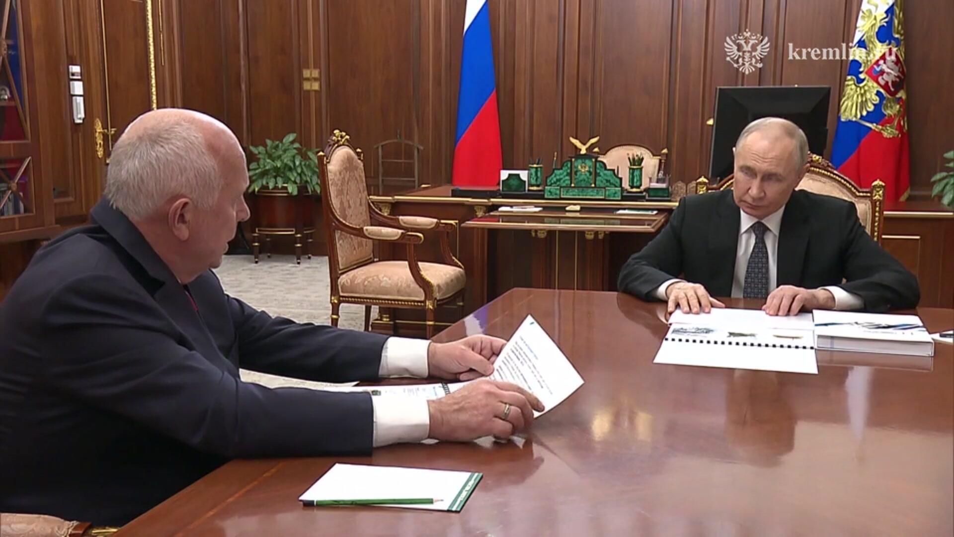 Путин на встрече с главой Ростеха Сергеем Чемезовым Путин на встрече с главой Ростеха Сергеем Чемезовым - РИА Новости, 1920, 17.06.2025