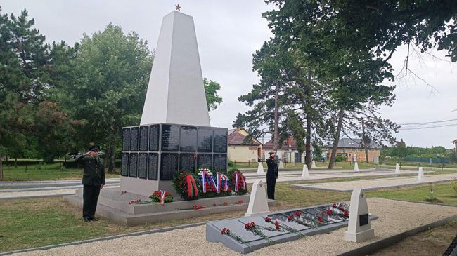 Захоронение 807 советских воинов, погибших и умерших от ран в 1944-1945 годах, открылось после ремонта, проведенного посольством РФ, в венгерском городе Шимонторня