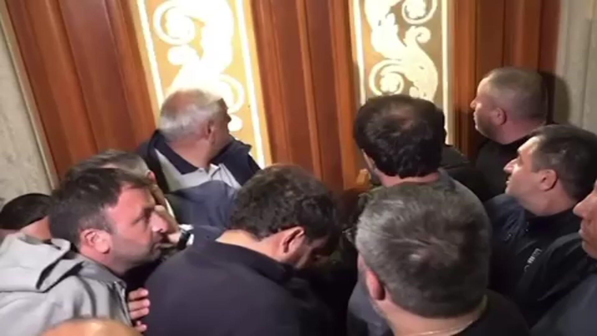 Самвел Карапетян вышел из дома в и сел в полицейскую машину Самвел Карапетян вышел из дома в и сел в полицейскую машину - РИА Новости, 1920, 18.06.2025