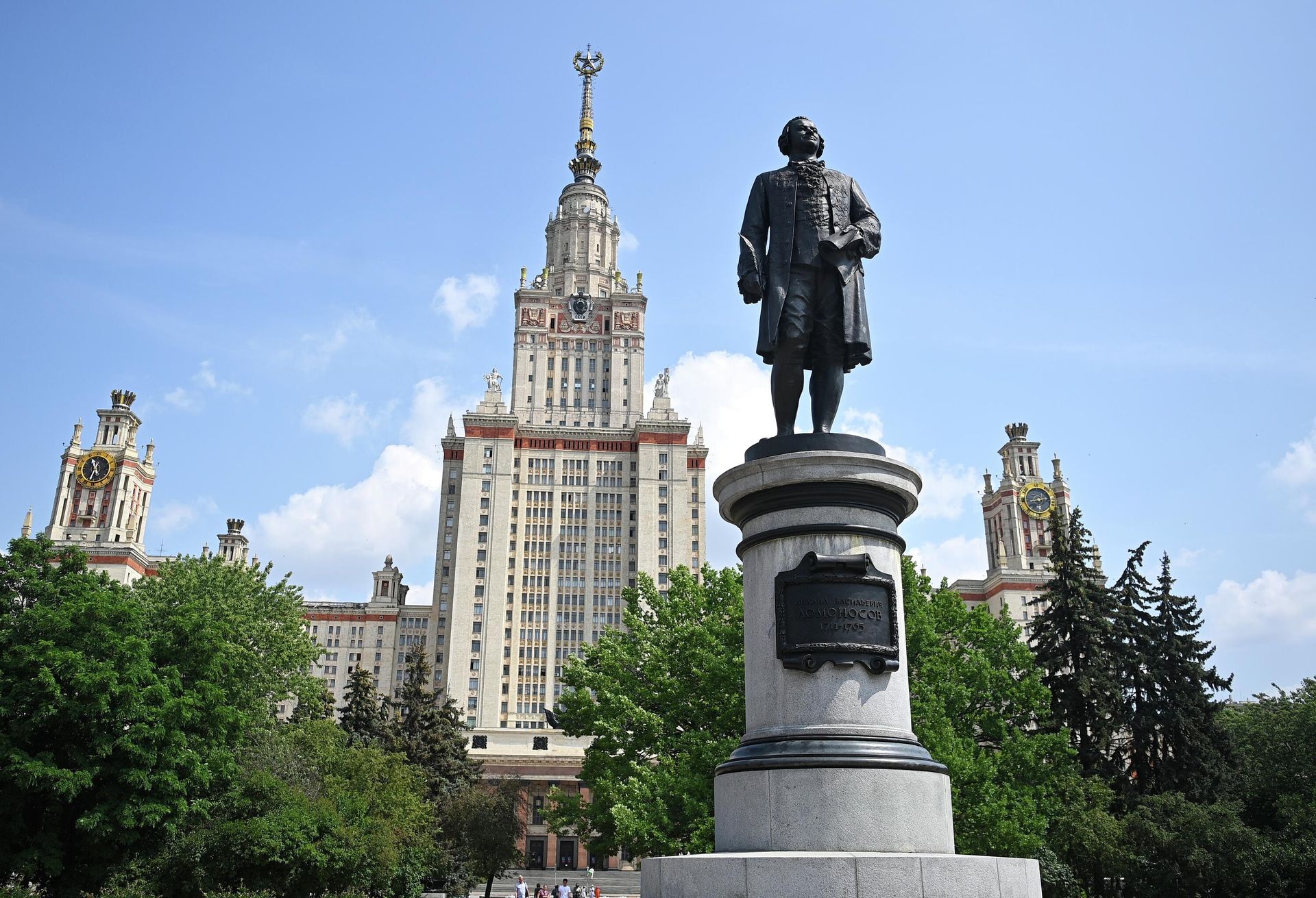 Памятник М. В. Ломоносову перед главным зданием Московского государственного университета имени М. В. Ломоносова (МГУ) на Воробьевых горах - РИА Новости, 1920, 09.12.2025