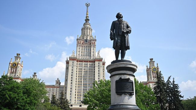 Памятник М. В. Ломоносову перед главным зданием МГУ на Воробьевых горах