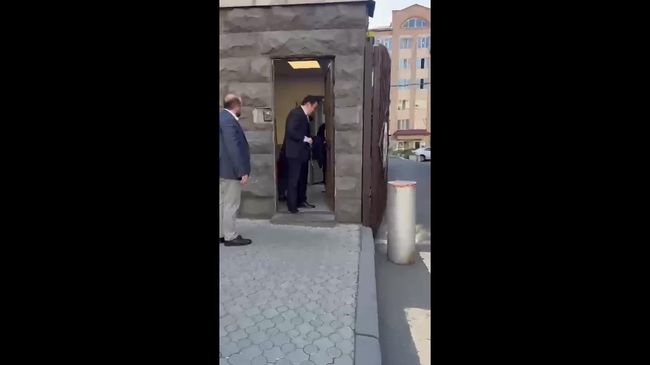 Родственники Самвела Карапетяна вышли из здания ГУБОП полиции Армении