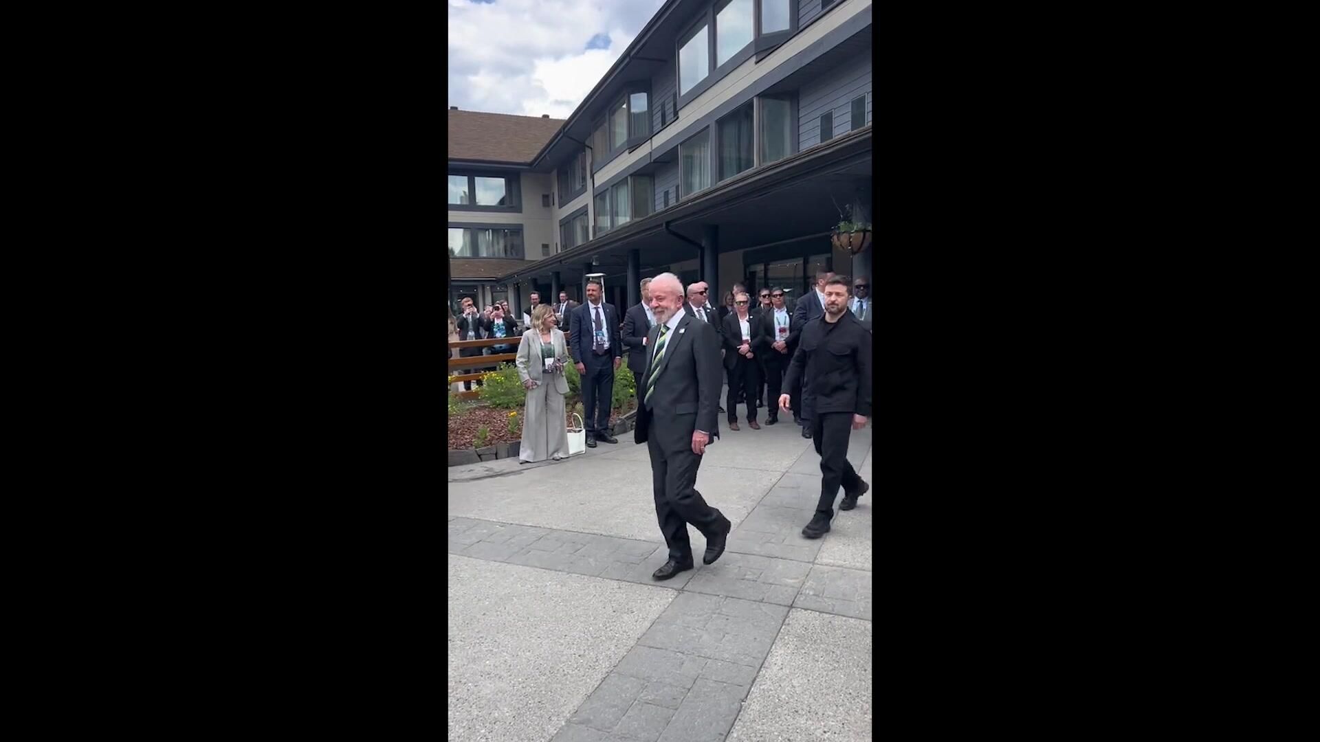 Видео из соцсети Эммануэля Макрона с русской песней Видео из соцсети Эммануэля Макрона с русской песней - РИА Новости, 1920, 18.06.2025