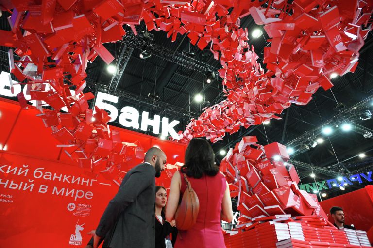 Стенд Альфа-банка на ПМЭФ-2025 Стенд Альфа-банка на ПМЭФ-2025