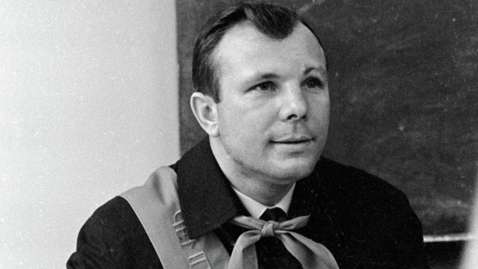 Лётчик-космонавт Юрий Гагарин в пионерском лагере Орлёнок Лётчик-космонавт Юрий Гагарин в пионерском лагере Орлёнок - РИА Новости, 1920, 11.04.2026