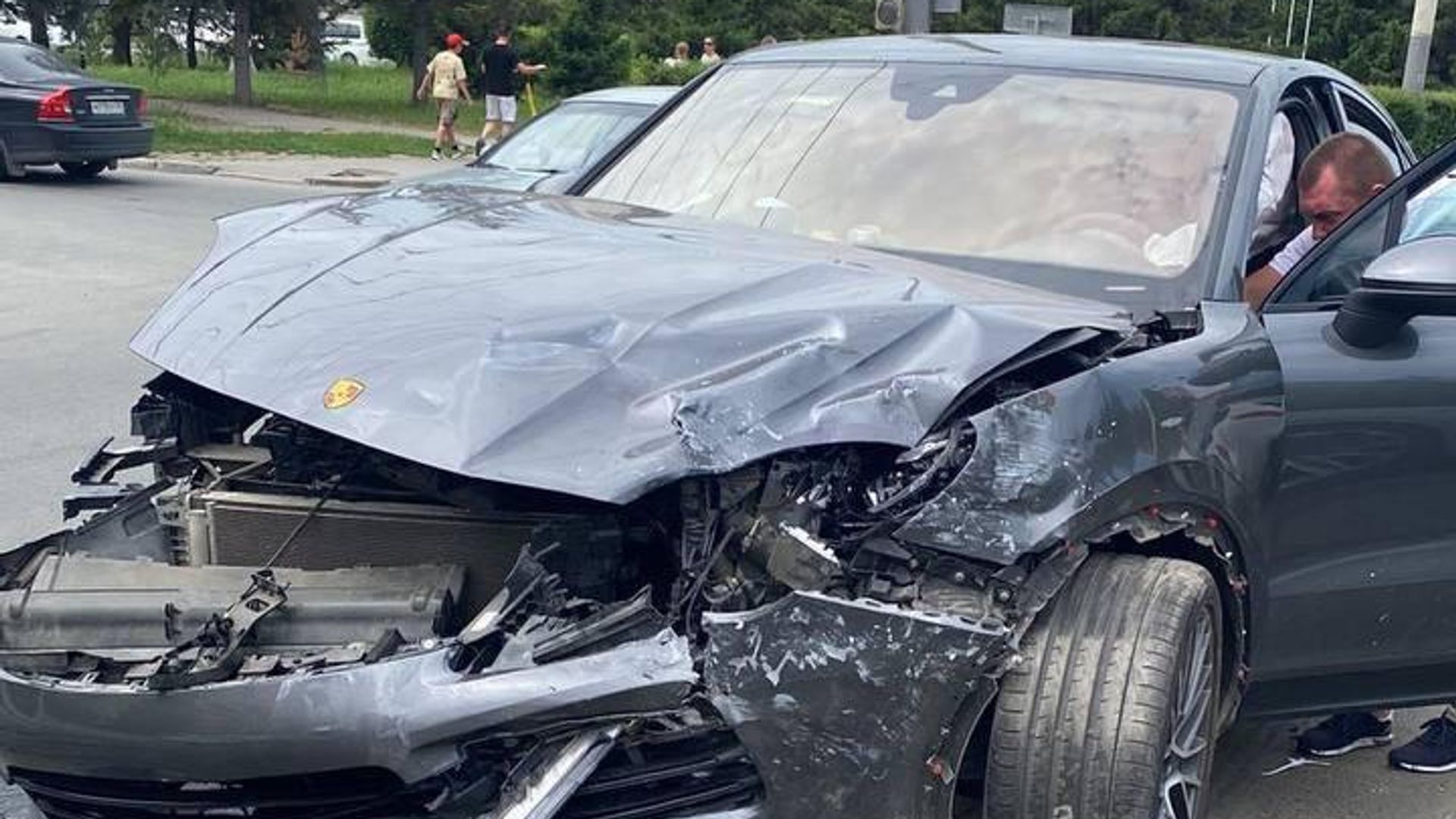 Автомобиль Porsche после столкновения с каретой скорой помощи в Омске - РИА Новости, 1920, 18.06.2025