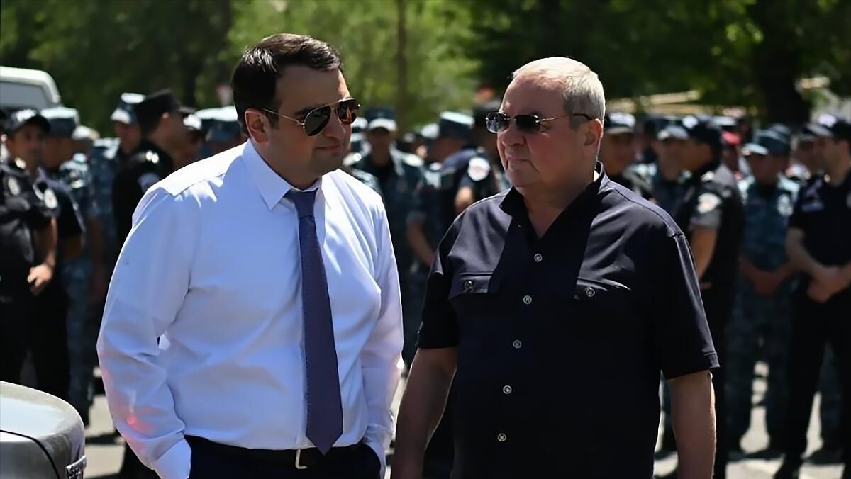 Родственники российского предпринимателя, президента группы компаний Ташир Самвела Карапетяна возле здания суда в Ереване, куда был доставлен российский предприниматель Родственники российского предпринимателя, президента группы компаний Ташир Самвела Карапетяна возле здания суда в Ереване, куда был доставлен российский предприниматель - РИА Новости, 1920, 18.06.2025