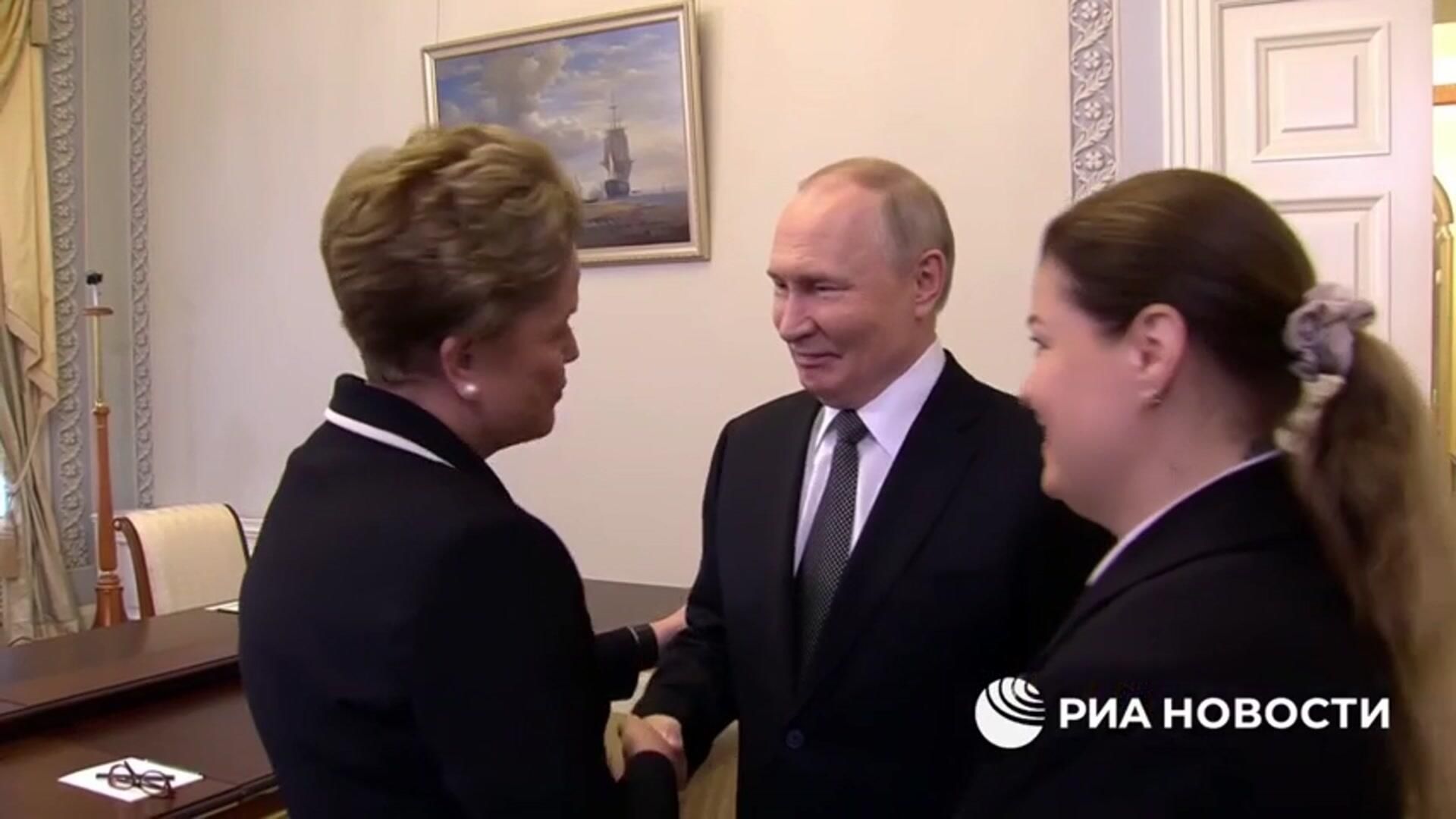 Встреча Путина с Дилмой Роуссефф Встреча Путина с Дилмой Роуссефф - РИА Новости, 1920, 18.06.2025