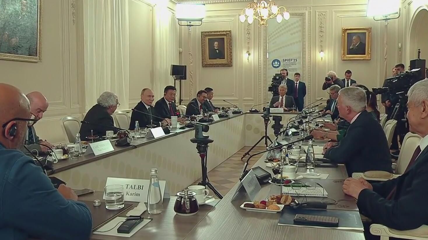 Владимир Путин проводит встречу с руководителями международных информагентств Владимир Путин проводит встречу с руководителями международных информагентств - РИА Новости, 1920, 18.06.2025