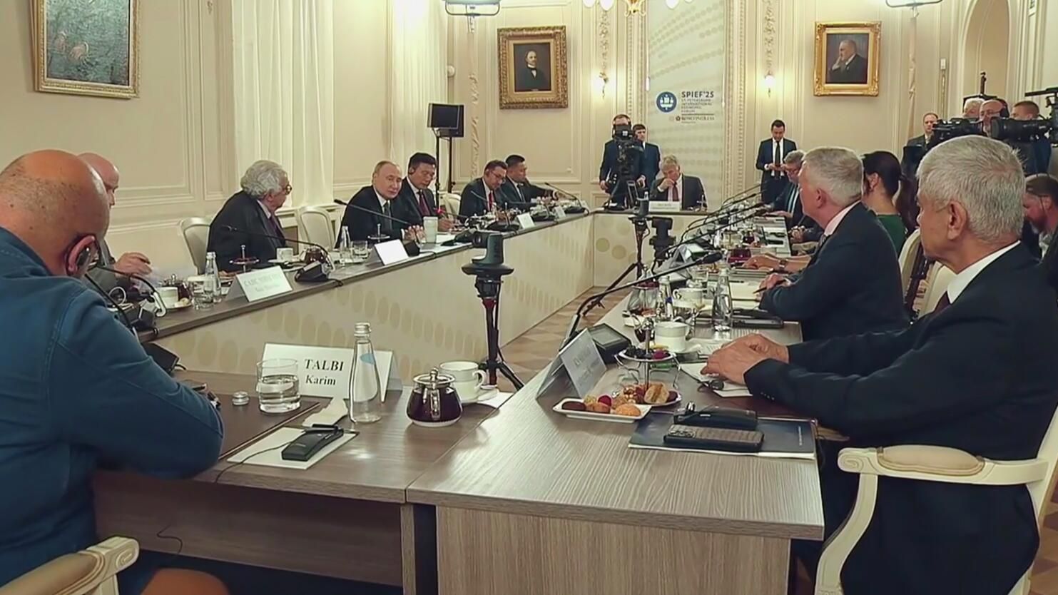 Владимир Путин проводит встречу с руководителями международных информагентств Владимир Путин проводит встречу с руководителями международных информагентств - РИА Новости, 1920, 19.06.2025