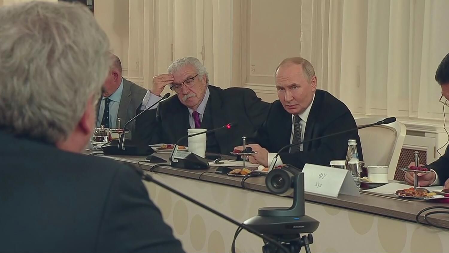 Владимир Путин проводит встречу с руководителями международных информагентств Владимир Путин проводит встречу с руководителями международных информагентств - РИА Новости, 1920, 19.06.2025