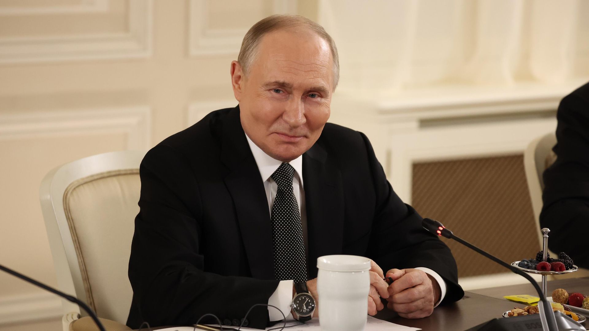 Президент Владимир Путин на встрече с руководителями международных информационных агентств в Санкт-Петербурге Президент Владимир Путин на встрече с руководителями международных информационных агентств в Санкт-Петербурге - РИА Новости, 1920, 19.06.2025