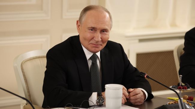 Президент Владимир Путин на встрече с руководителями международных информационных агентств в Санкт-Петербурге