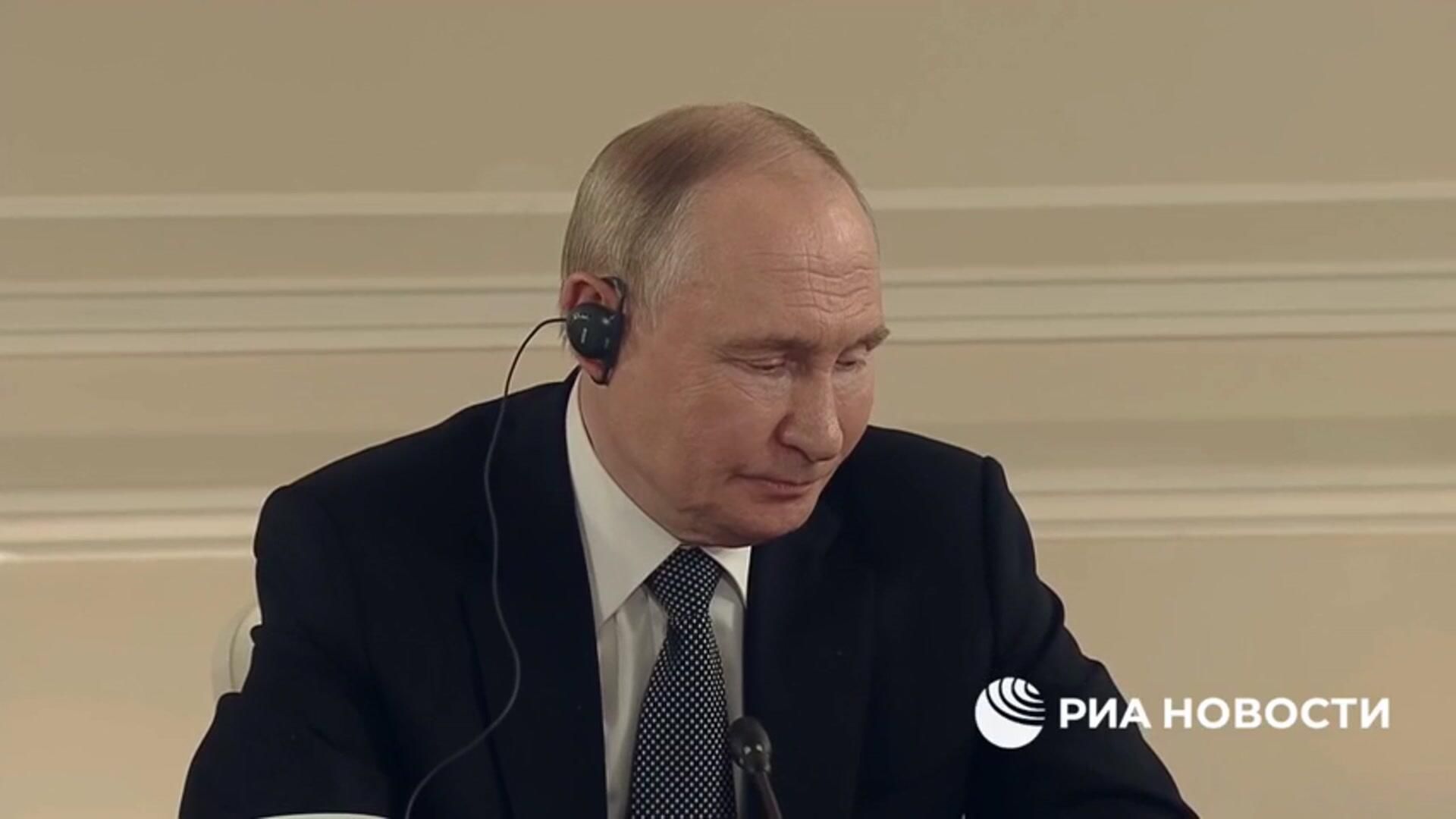 Путин: Кто из вас без греха, тот пусть первым бросит в меня камень Путин: Кто из вас без греха, тот пусть первым бросит в меня камень - РИА Новости, 1920, 19.06.2025