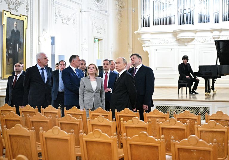 Президент России Владимир Путин осматривает зал в Санкт-Петербургской государственной консерватории имени Н. А. Римского-Корсакова