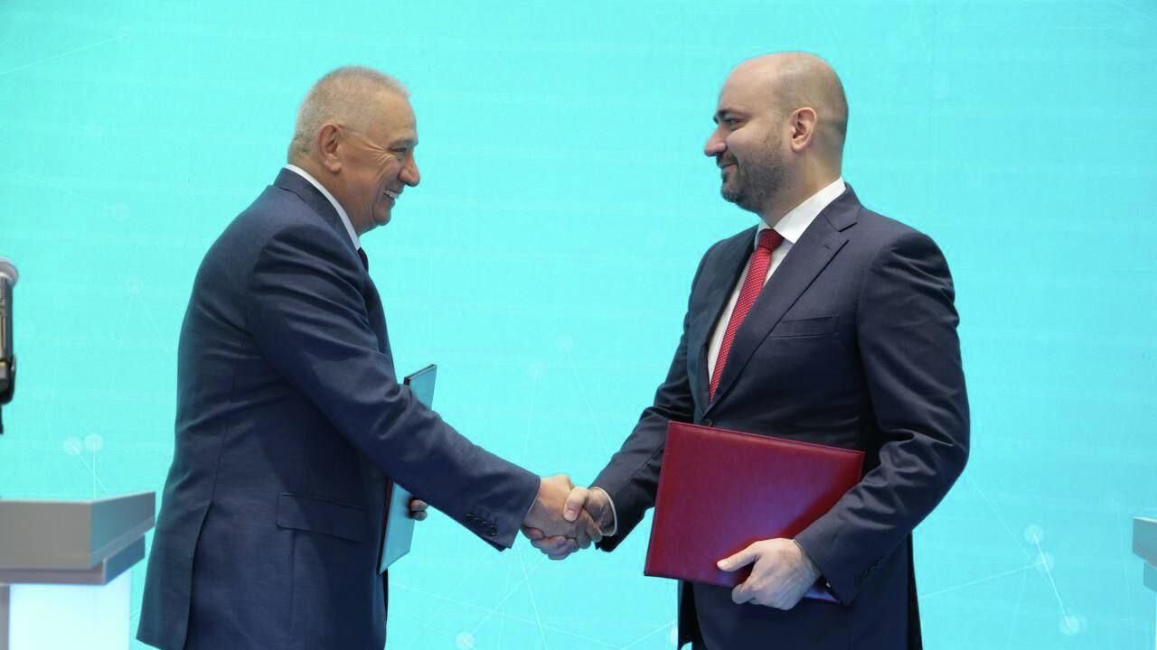 Губернатор Самарской области Вячеслав Федорищев и председатель совета директоров группы компаний Полипласт Александр Шамсутдинов во время подписания соглашения о сотрудничестве Губернатор Самарской области Вячеслав Федорищев и председатель совета директоров группы компаний Полипласт Александр Шамсутдинов во время подписания соглашения о сотрудничестве - РИА Новости, 1920, 19.06.2025