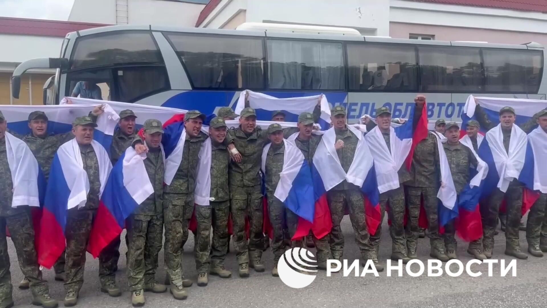 Видео с вернувшимися из плена российскими военными Видео с вернувшимися из плена российскими военными - РИА Новости, 1920, 19.06.2025
