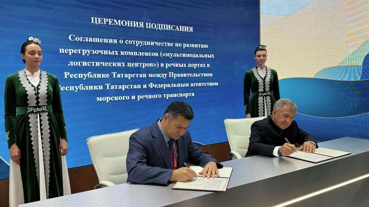 Росморречфлот и Татарстан договорились о сотрудничестве по развитию новых перегрузочных комплексов на базе речных портов региона Росморречфлот и Татарстан договорились о сотрудничестве по развитию новых перегрузочных комплексов на базе речных портов региона - РИА Новости, 1920, 19.06.2025