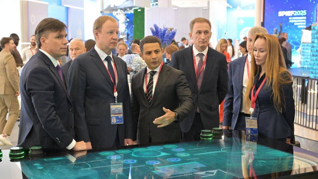 Томенко подписал на ПМЭФ соглашение о сотрудничестве с Росхимом Томенко подписал на ПМЭФ соглашение о сотрудничестве с Росхимом - РИА Новости, 1920, 19.06.2025