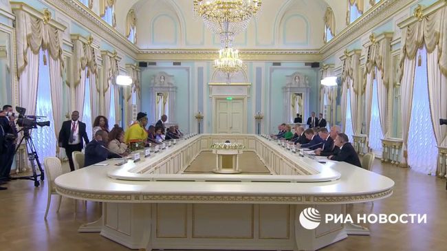 Путин и вице-президент ЮАР начали беседу в Стрельне 