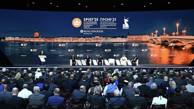Президент РФ Владимир Путин выступает на пленарном заседании XXVIII Петербургского международного экономического форума