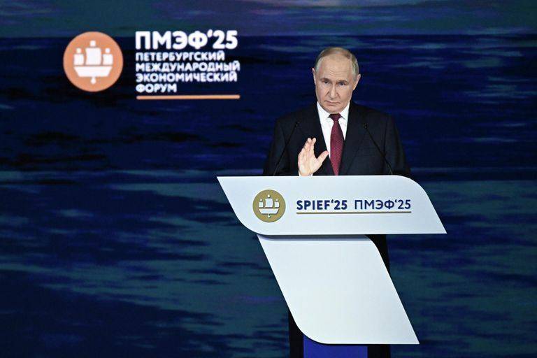 Президент России Владимир Путин на пленарном заседании XXVIII Петербургского международного экономического форума Президент России Владимир Путин на пленарном заседании XXVIII Петербургского международного экономического форума