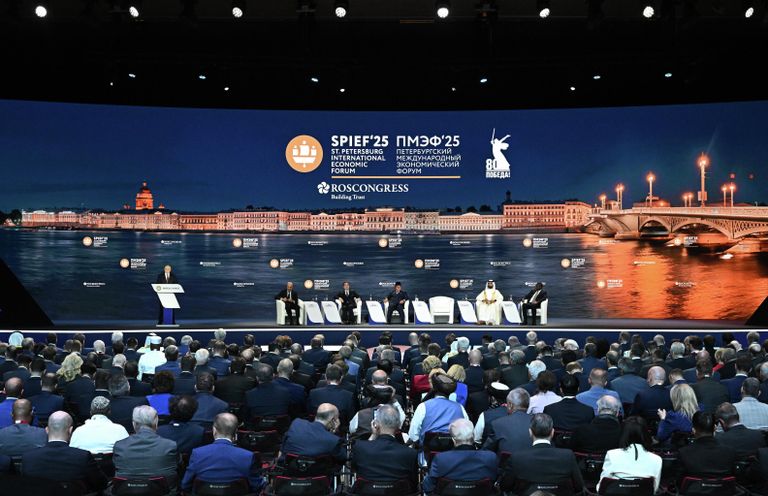 Президент РФ Владимир Путин выступает на пленарном заседании XXVIII Петербургского международного экономического форума Президент РФ Владимир Путин выступает на пленарном заседании XXVIII Петербургского международного экономического форума