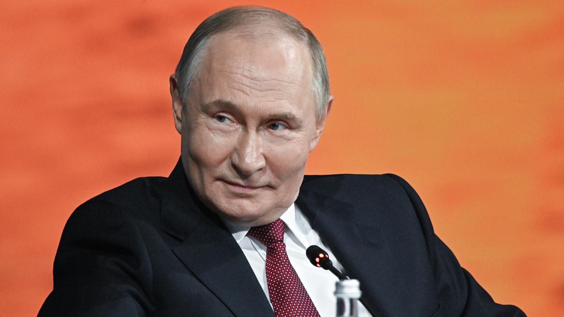 У нас каждый шаг записан. Путин пошутил над модератором пленарного заседания ПМЭФ У нас каждый шаг записан. Путин пошутил над модератором пленарного заседания ПМЭФ - РИА Новости, 1920, 20.06.2025