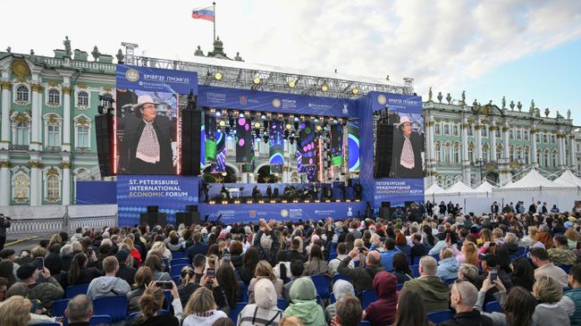 Концерт В ритме лета на Дворцовой площади в рамках культурной программы ПМЭФ-2025