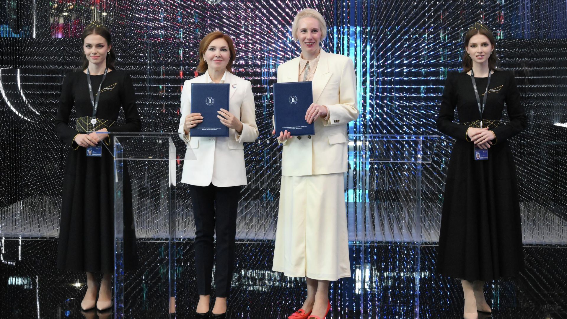 Алисия Никитина и Анна Тышецкая на ПМЭФ-2025 Алисия Никитина и Анна Тышецкая на ПМЭФ-2025 - РИА Новости, 1920, 21.06.2025