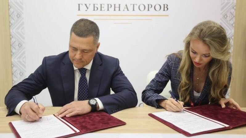 Губернатор Псковской области Михаил Ведерников и первый заместитель генерального директора фонда Иннопрактика Наталья Попова подписали соглашение о сотрудничестве на ПМЭФ-2025 Губернатор Псковской области Михаил Ведерников и первый заместитель генерального директора фонда Иннопрактика Наталья Попова подписали соглашение о сотрудничестве на ПМЭФ-2025 - РИА Новости, 1920, 21.06.2025