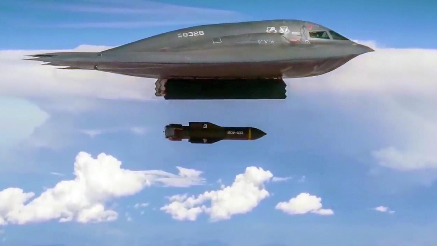 Бомбардировщик B-2 Spirit во время испытаний противобункерных бомб GBU-57. Кадр видео Бомбардировщик B-2 Spirit во время испытаний противобункерных бомб GBU-57. Кадр видео - РИА Новости, 1920, 22.06.2025