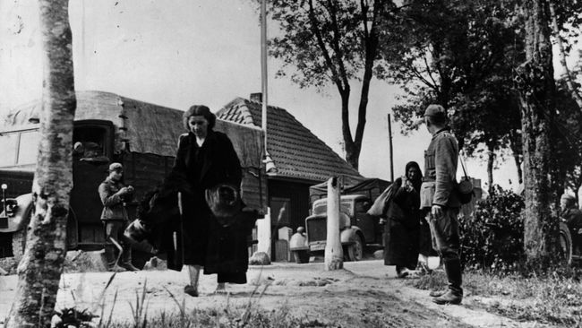 Нацисты приказывают советским женщинам покинуть свои дома. Июнь 1941 года
