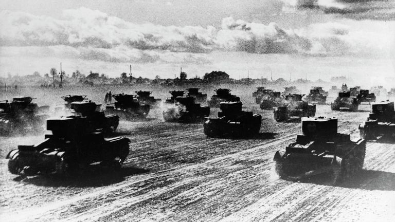Советские танки выдвигаются на фронт 22 июня 1941 года
