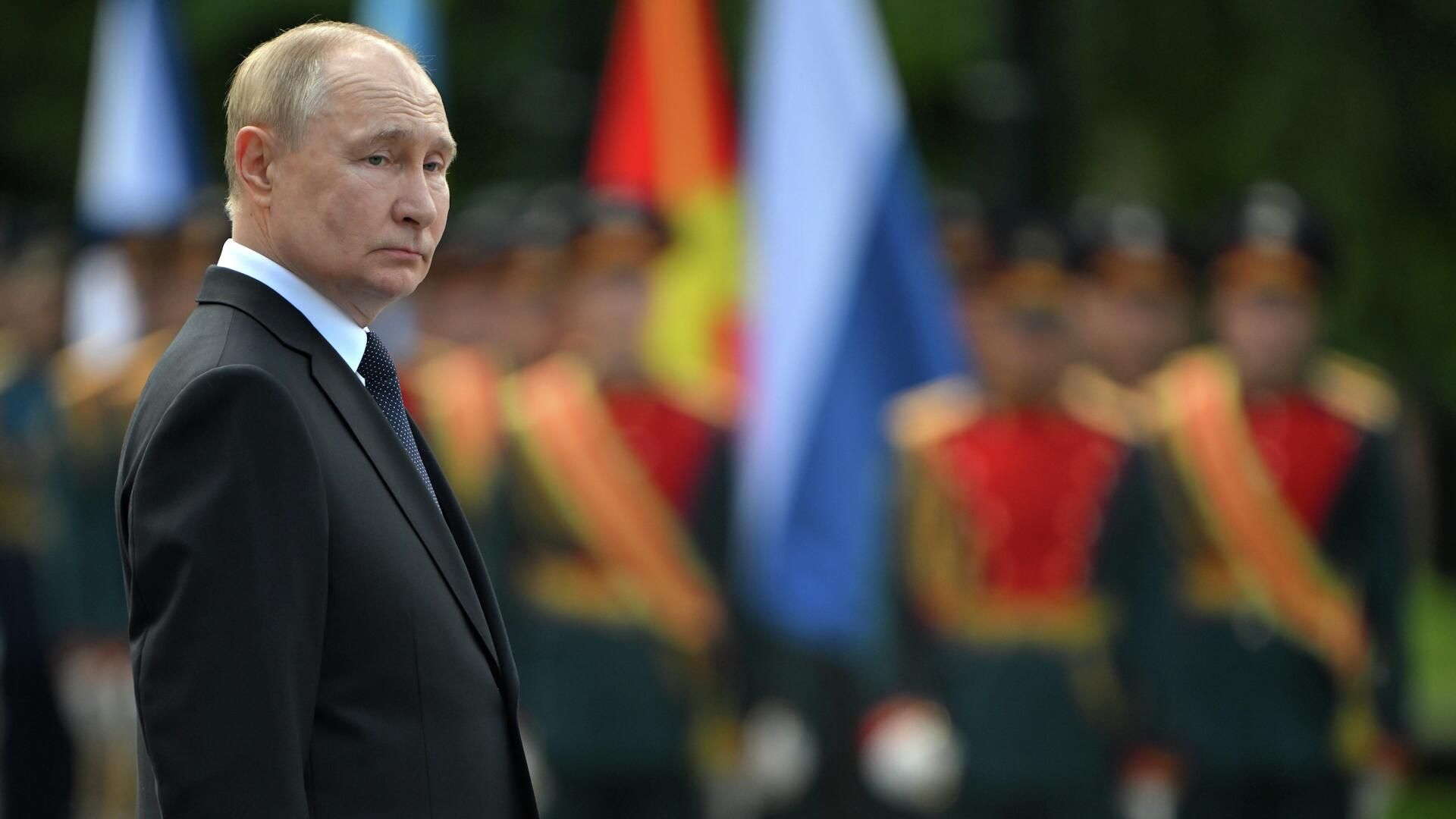 Путин на церемонии возложения венка к Могиле Неизвестного Солдата Путин на церемонии возложения венка к Могиле Неизвестного Солдата - РИА Новости, 1920, 22.06.2025