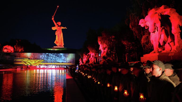 Всероссийская акция Свеча памяти, приуроченная ко Дню памяти и скорби, на Мамаевом кургане в Волгограде Всероссийская акция Свеча памяти, приуроченная ко Дню памяти и скорби, на Мамаевом кургане в Волгограде