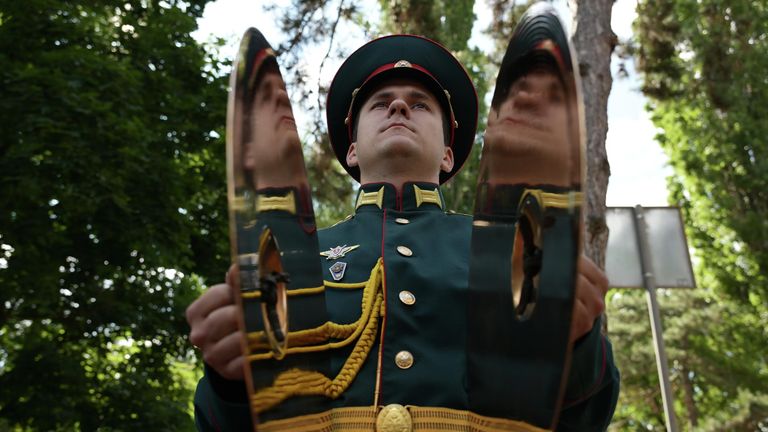 Военнослужащий на церемонии возложения цветов и венков к Вечному огню на Могиле Неизвестного солдата в Симферополе Военнослужащий на церемонии возложения цветов и венков к Вечному огню на Могиле Неизвестного солдата в Симферополе