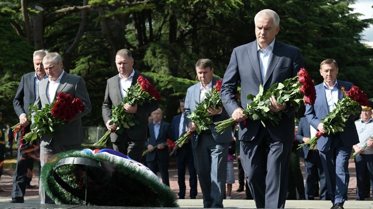 Глава Республики Крым Сергей Аксенов на церемонии возложения цветов и венков к Вечному огню на Могиле Неизвестного солдата в Симферополе Глава Республики Крым Сергей Аксенов на церемонии возложения цветов и венков к Вечному огню на Могиле Неизвестного солдата в Симферополе