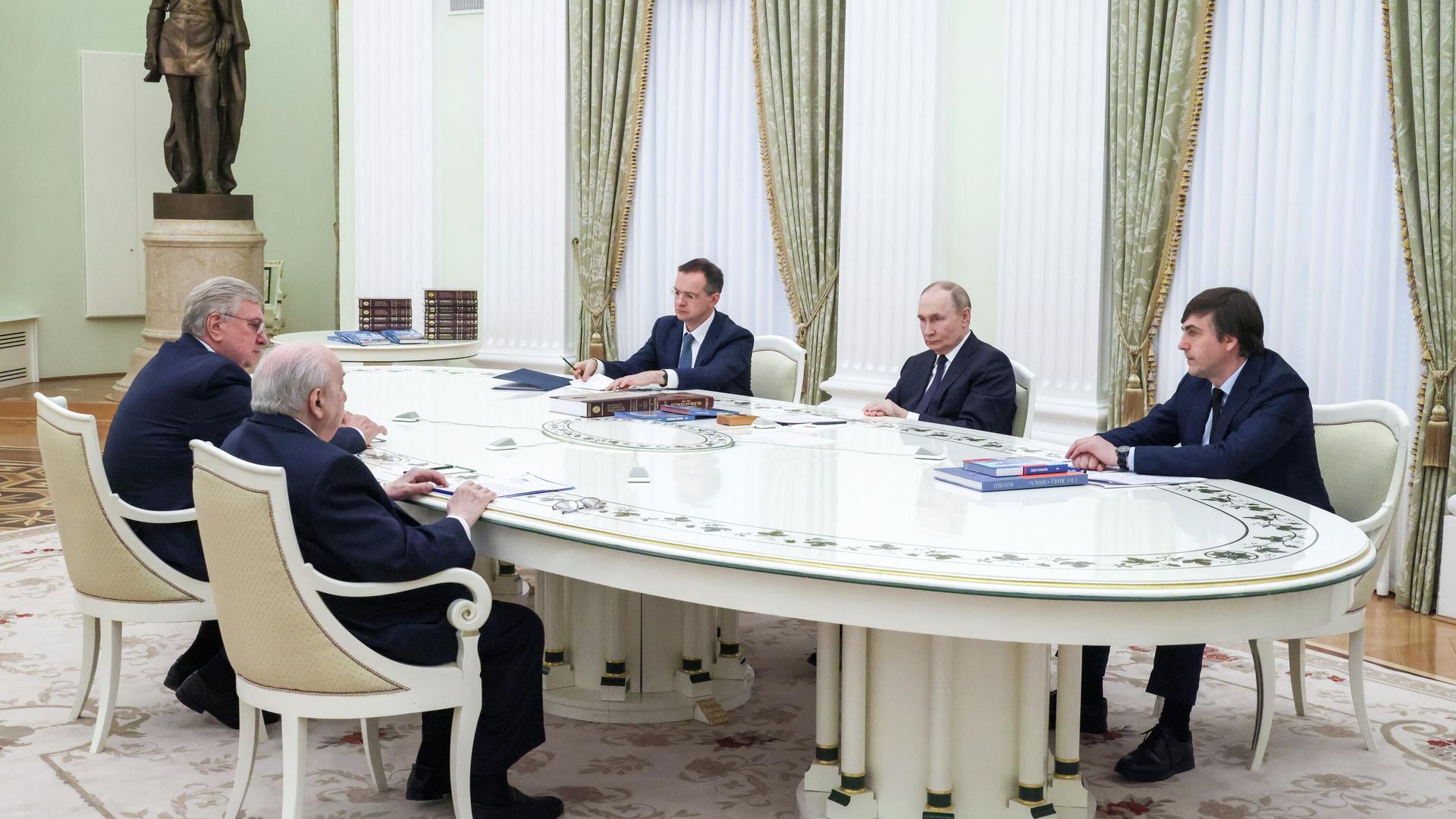Президент России Владимир Путин во время встречи с редакторами государственной линейки учебников истории Президент России Владимир Путин во время встречи с редакторами государственной линейки учебников истории - РИА Новости, 1920, 22.06.2025