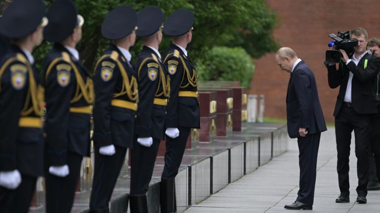 Президент РФ В. Путин возложил цветы к Могиле Неизвестного Солдата в День памяти и скорби Президент РФ В. Путин возложил цветы к Могиле Неизвестного Солдата в День памяти и скорби