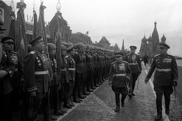 Командующий 3 Ударной армией генерал-полковник Василий Иванович Кузнецов приветствует воинов 1 Белорусского фронта на Параде Победы на Красной площади 24 июня 1945 года Командующий 3 Ударной армией генерал-полковник Василий Иванович Кузнецов приветствует воинов 1 Белорусского фронта на Параде Победы на Красной площади 24 июня 1945 года